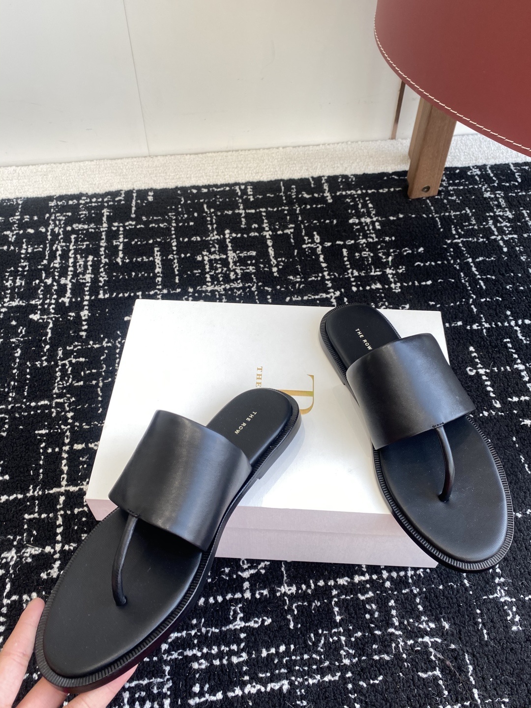 东莞代购级
新款 25ss The Row夹脚拖鞋
第一眼看到这个鞋子给人感觉很简单不起眼,其实上脚很