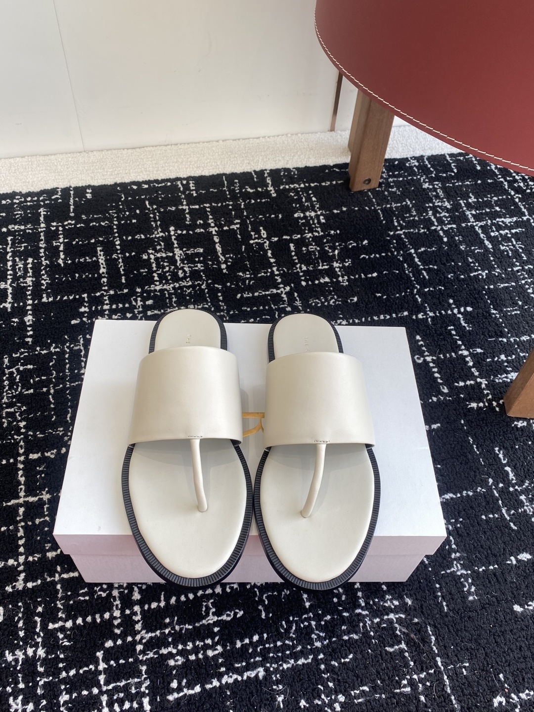 东莞代购级
新款 25ss The Row夹脚拖鞋
第一眼看到这个鞋子给人感觉很简单不起眼,其实上脚很