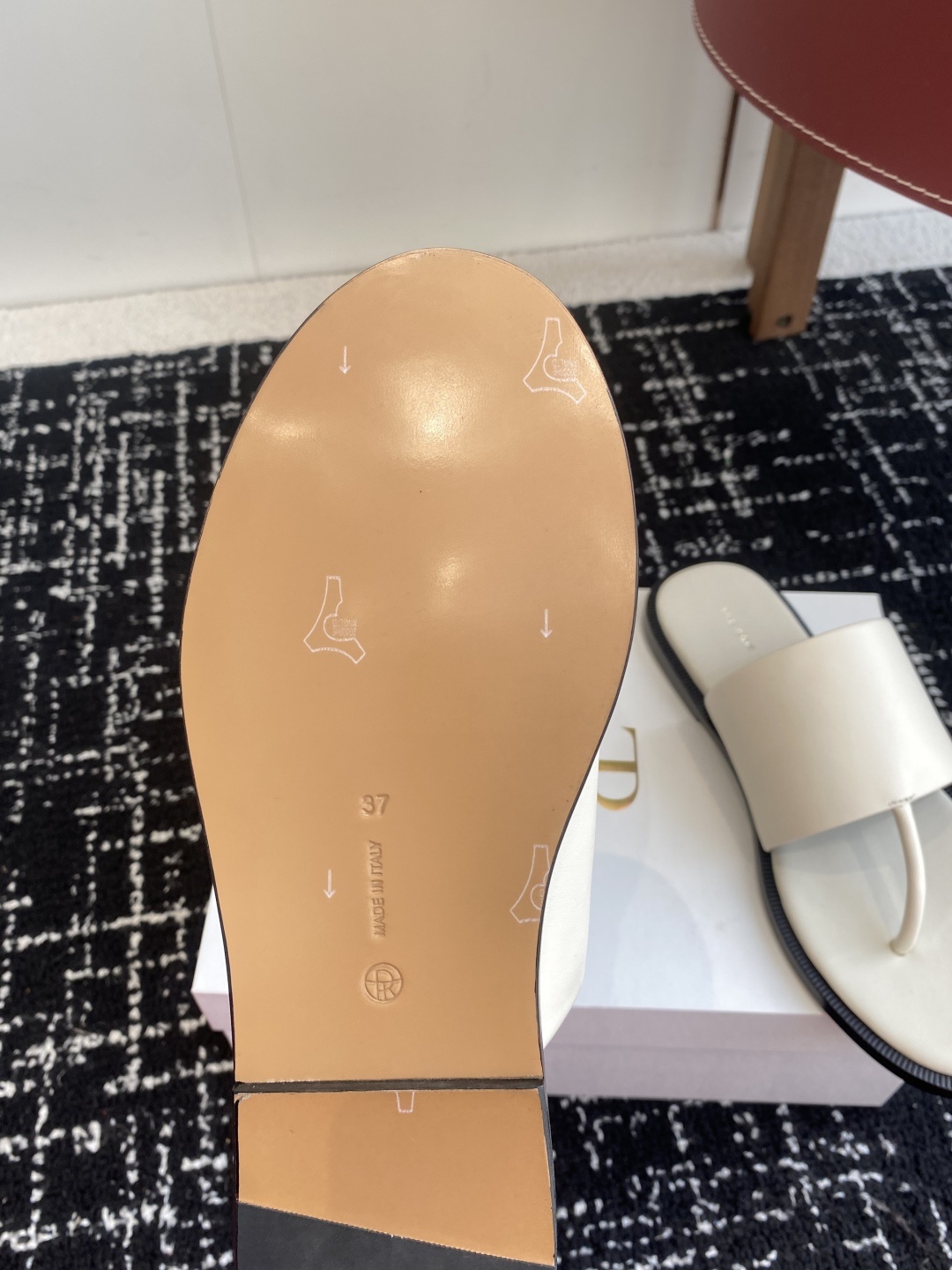 东莞代购级
新款 25ss The Row夹脚拖鞋
第一眼看到这个鞋子给人感觉很简单不起眼,其实上脚很