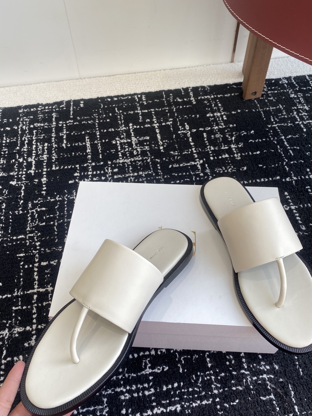 东莞代购级
新款 25ss The Row夹脚拖鞋
第一眼看到这个鞋子给人感觉很简单不起眼,其实上脚很