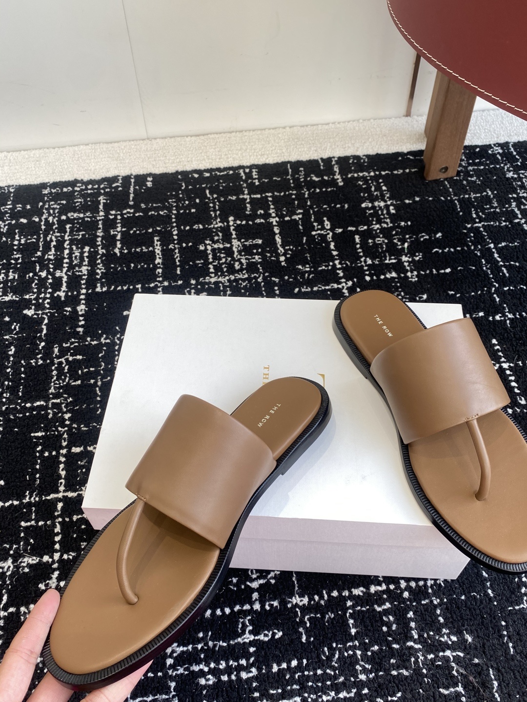 东莞代购级
新款 25ss The Row夹脚拖鞋
第一眼看到这个鞋子给人感觉很简单不起眼,其实上脚很