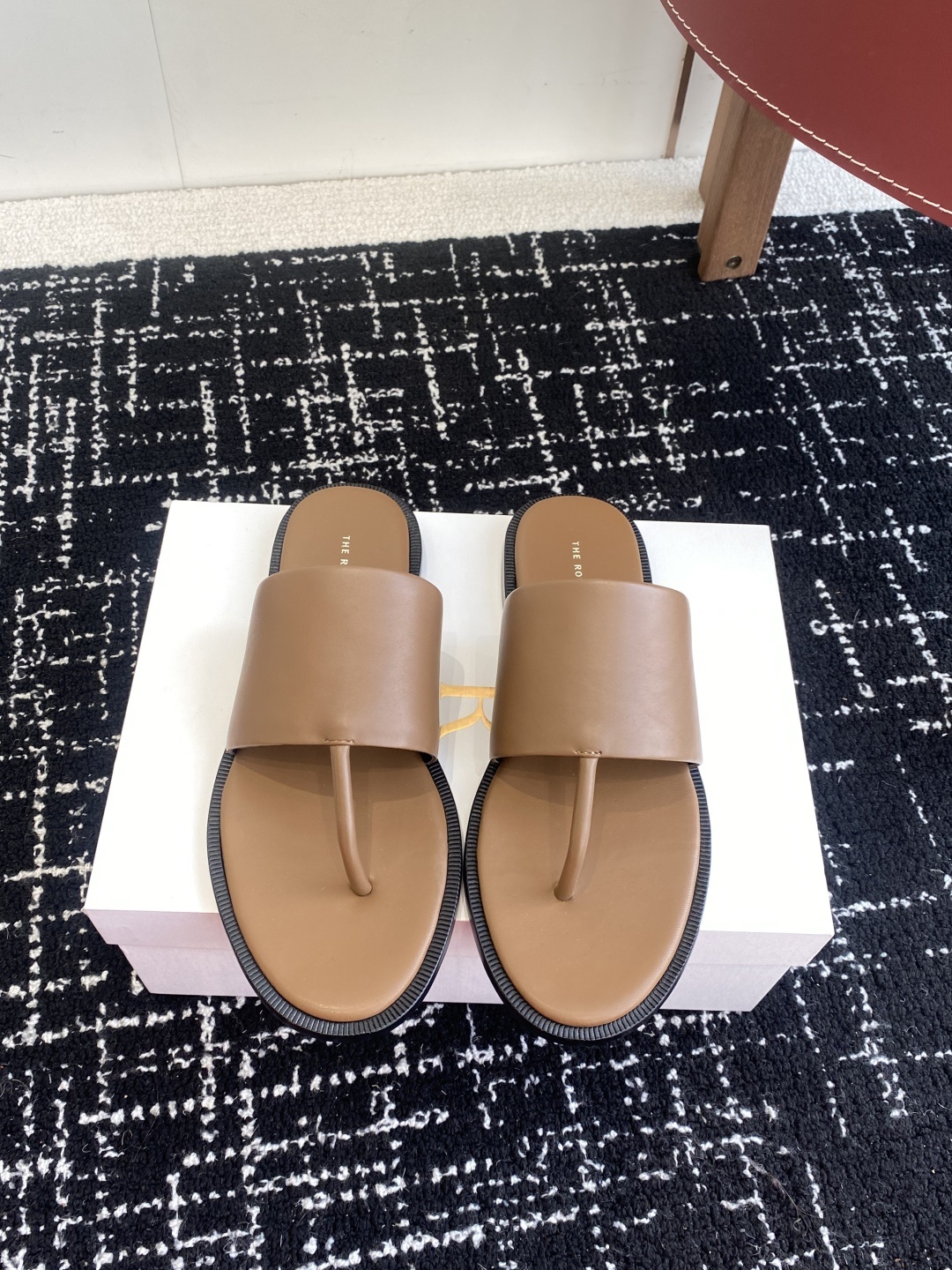 东莞代购级
新款 25ss The Row夹脚拖鞋
第一眼看到这个鞋子给人感觉很简单不起眼,其实上脚很