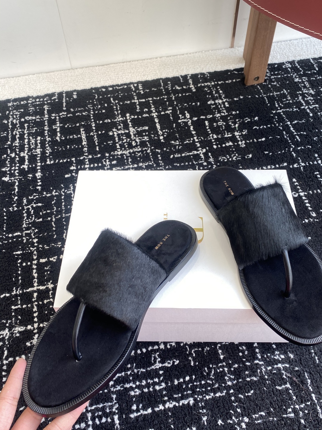 东莞代购级
新款 25ss The Row夹脚拖鞋
第一眼看到这个鞋子给人感觉很简单不起眼,其实上脚很