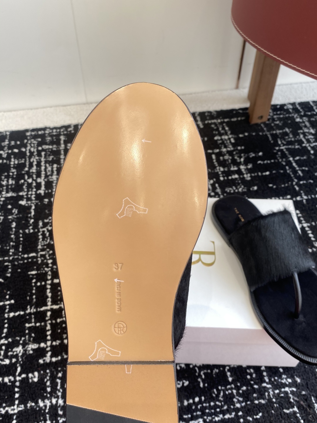 东莞代购级
新款 25ss The Row夹脚拖鞋
第一眼看到这个鞋子给人感觉很简单不起眼,其实上脚很