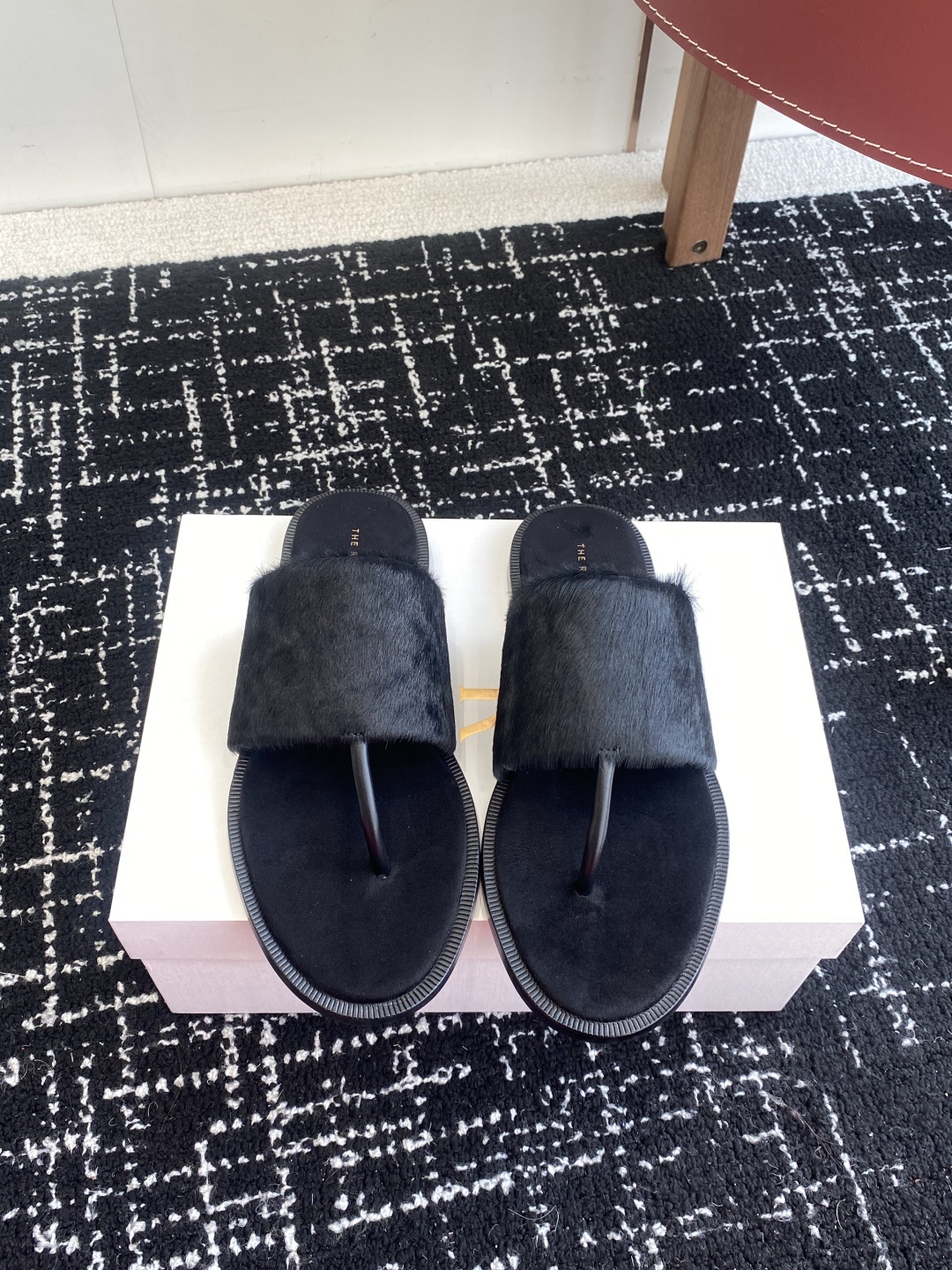 东莞代购级
新款 25ss The Row夹脚拖鞋
第一眼看到这个鞋子给人感觉很简单不起眼,其实上脚很