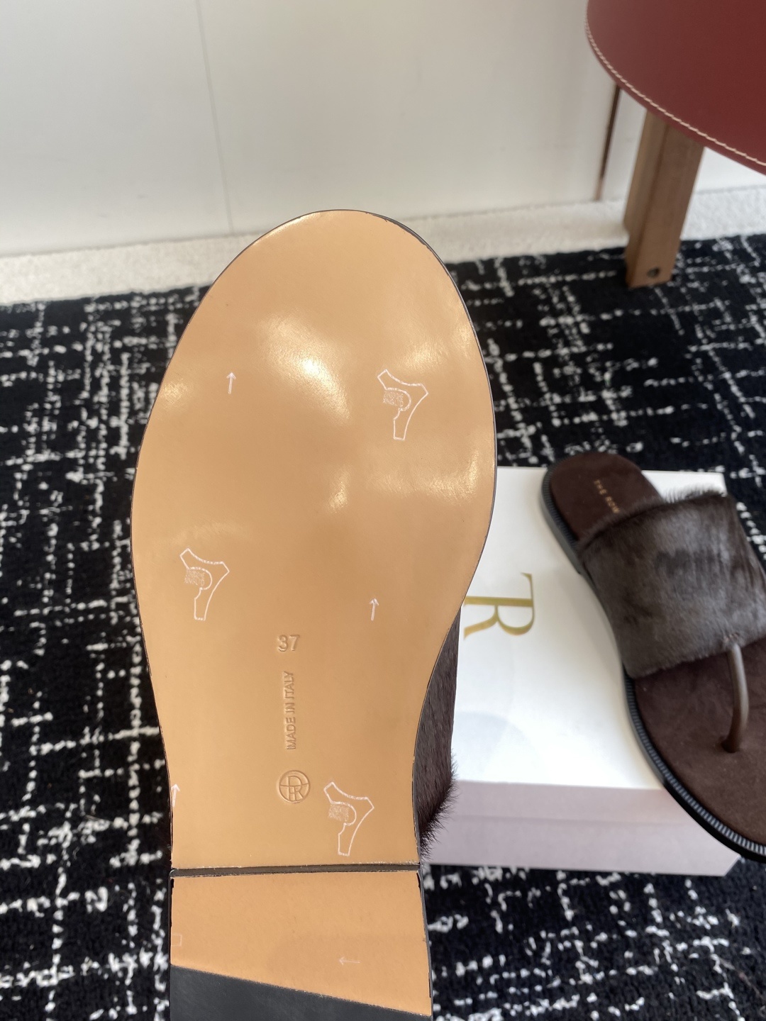 东莞代购级
新款 25ss The Row夹脚拖鞋
第一眼看到这个鞋子给人感觉很简单不起眼,其实上脚很