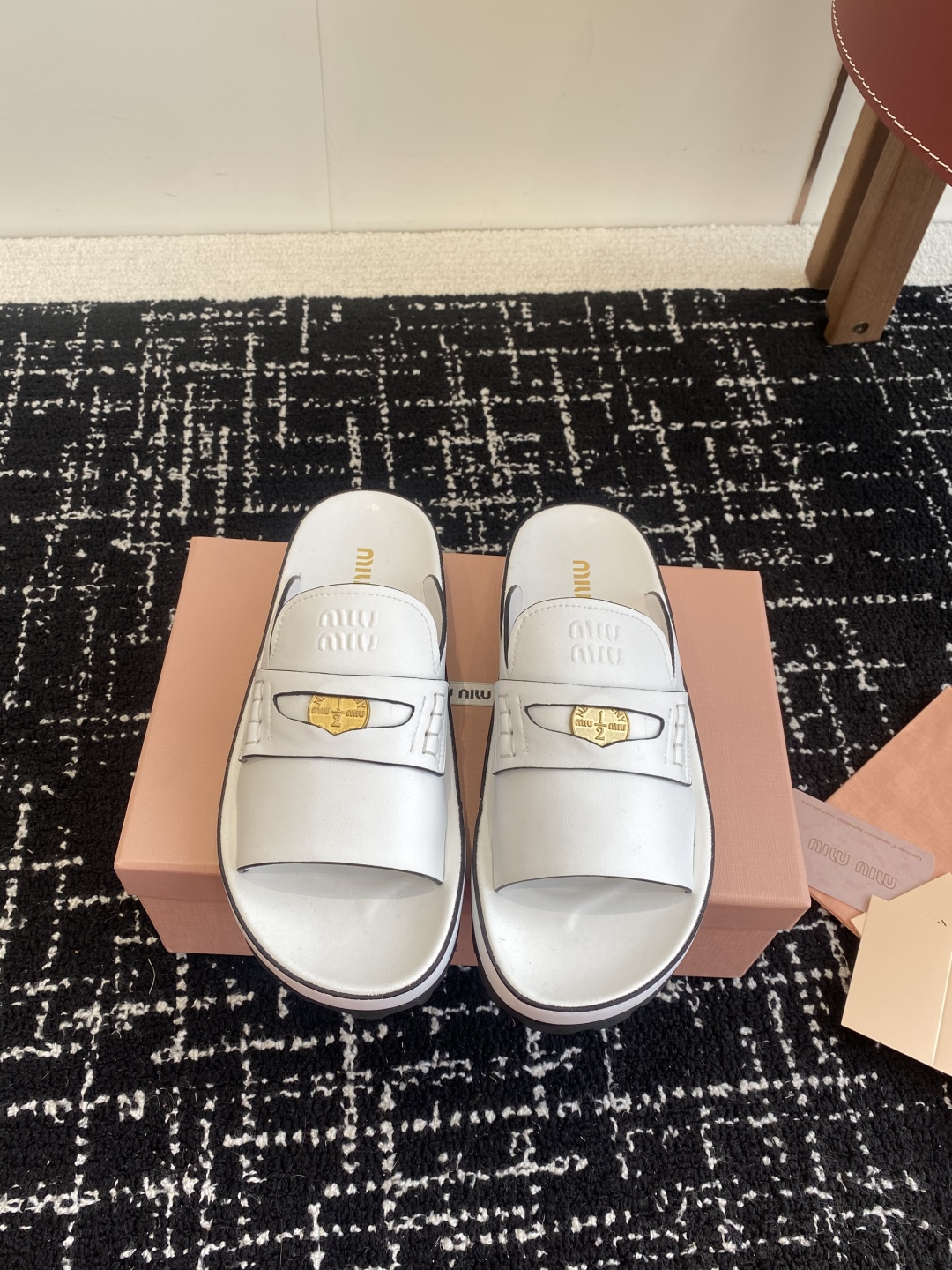 代购级
Miu Miu 25ss 春夏新款 金币沙滩拖鞋

现在的miu怎么也香里香气的了，但是miu家