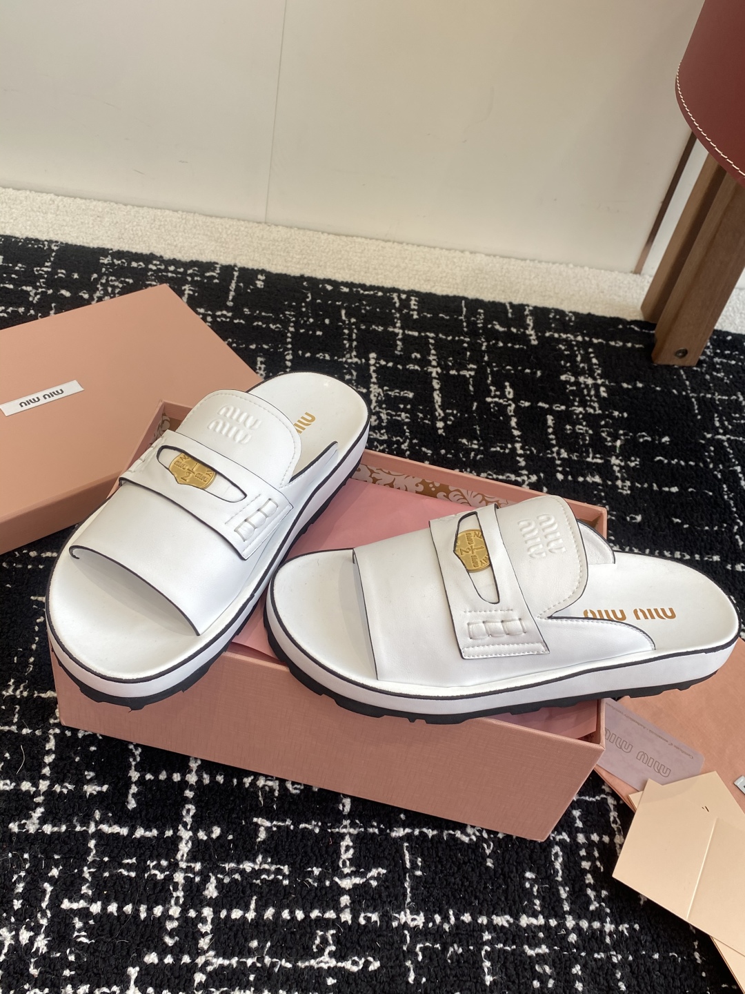 代购级
Miu Miu 25ss 春夏新款 金币沙滩拖鞋

现在的miu怎么也香里香气的了，但是miu家