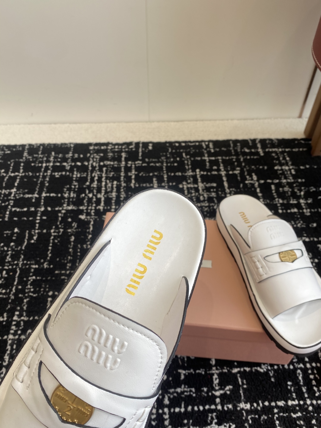 代购级
Miu Miu 25ss 春夏新款 金币沙滩拖鞋

现在的miu怎么也香里香气的了，但是miu家