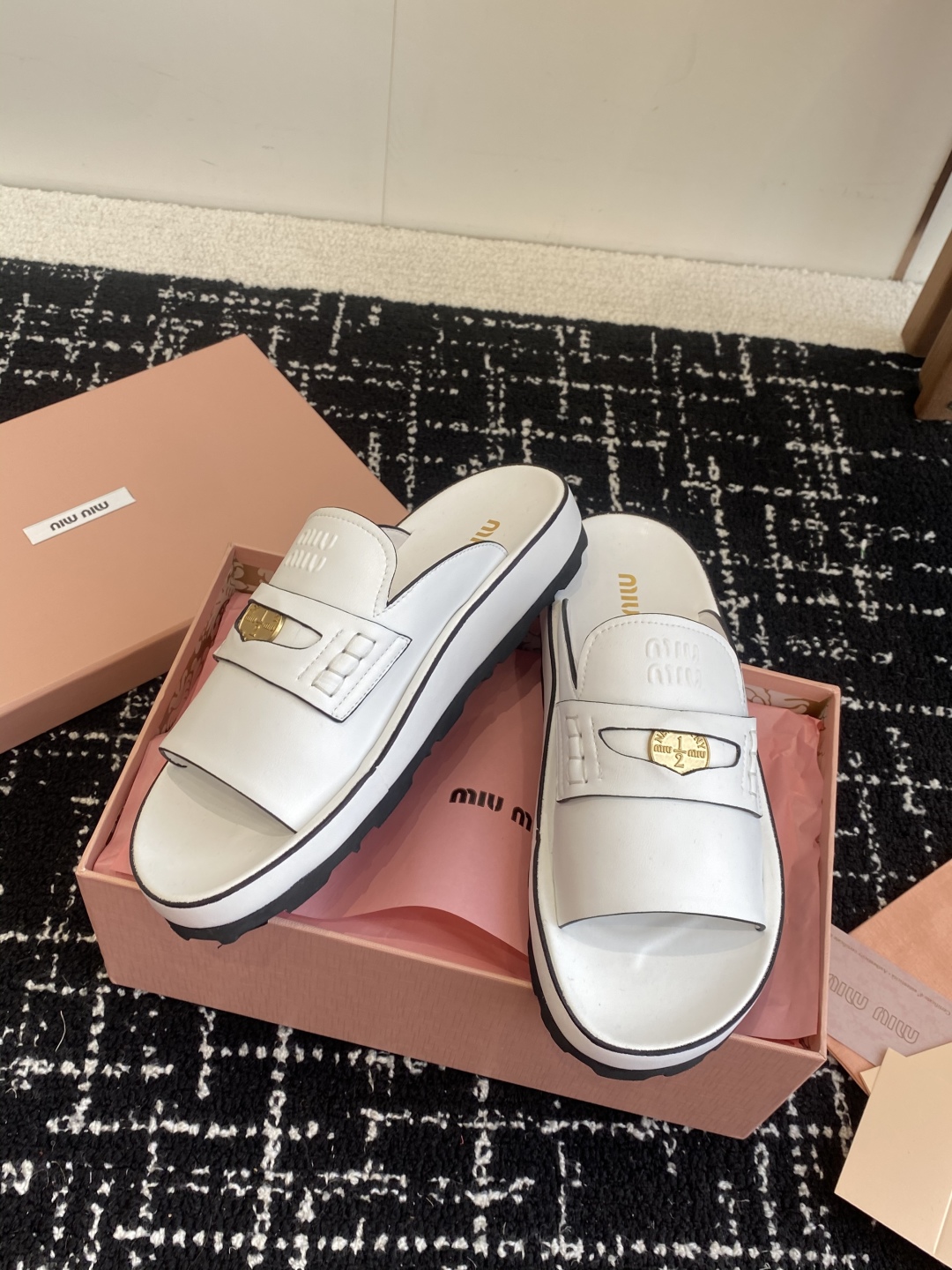 代购级
Miu Miu 25ss 春夏新款 金币沙滩拖鞋

现在的miu怎么也香里香气的了，但是miu家