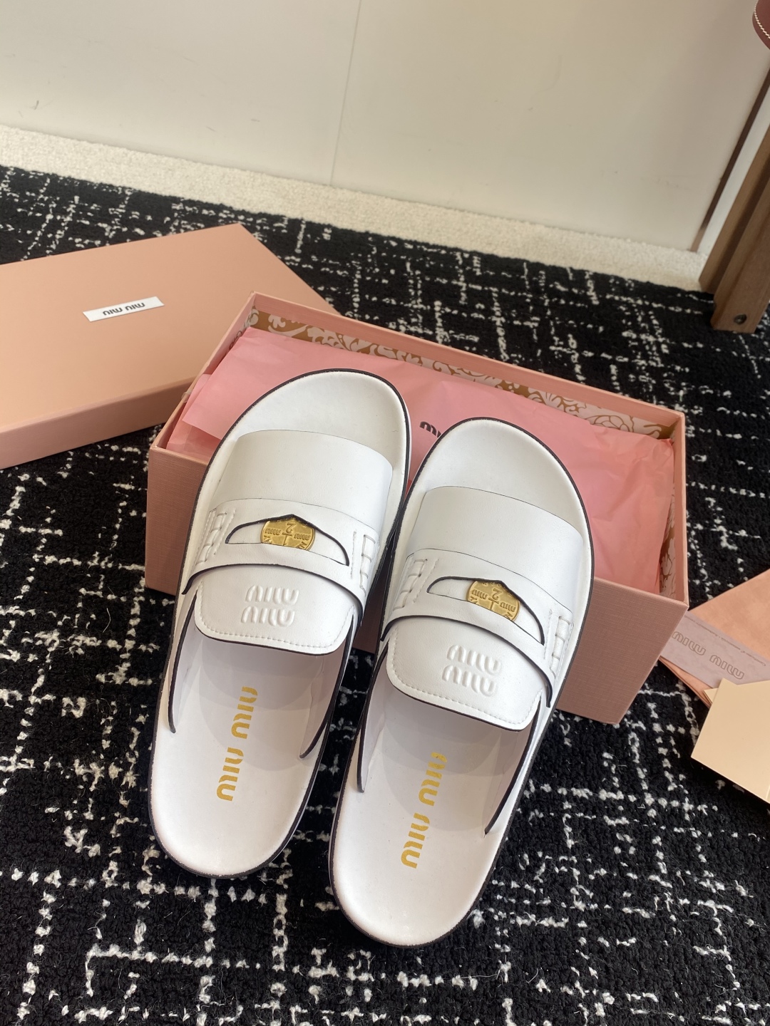代购级
Miu Miu 25ss 春夏新款 金币沙滩拖鞋

现在的miu怎么也香里香气的了，但是miu家