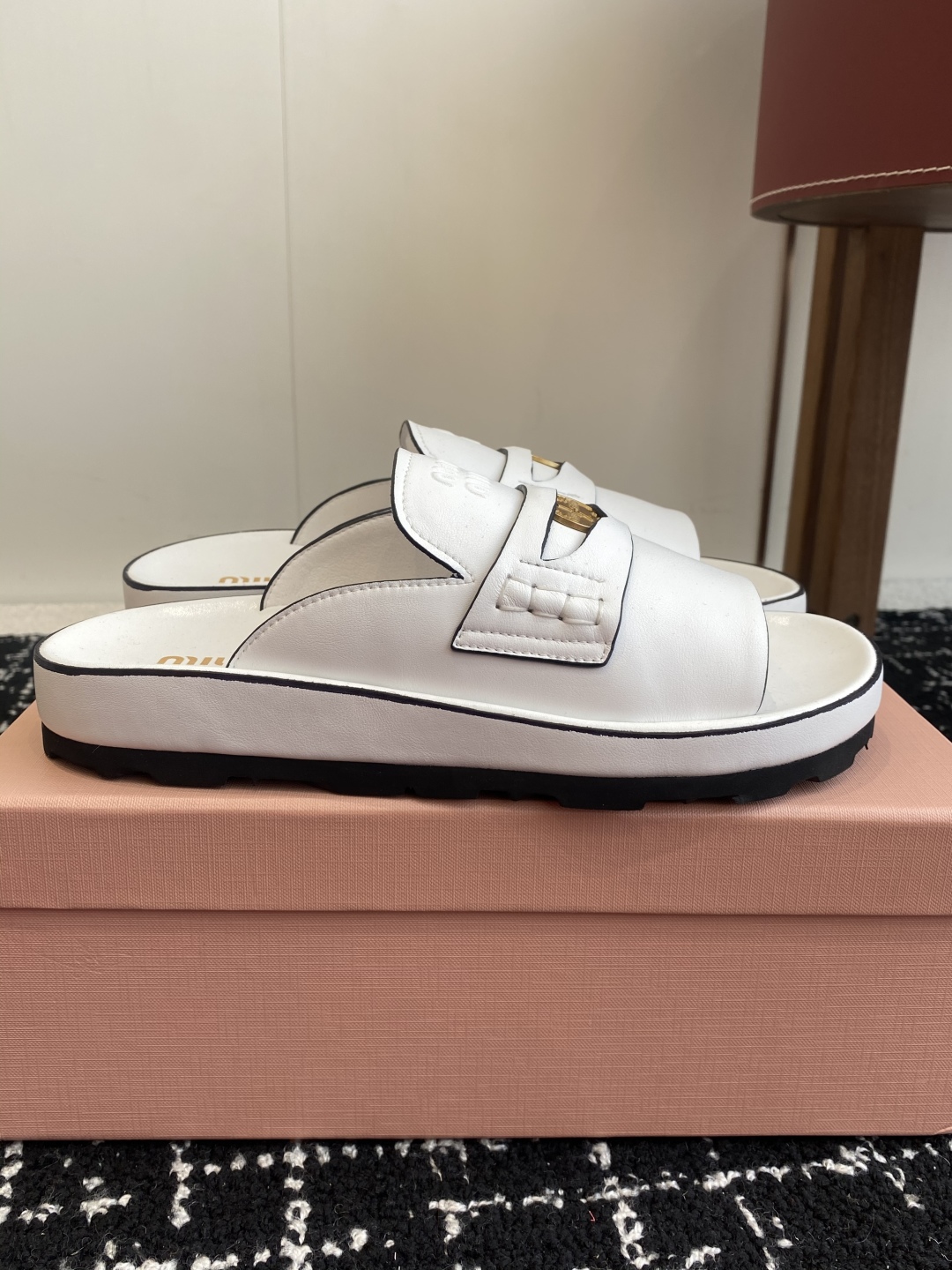 代购级
Miu Miu 25ss 春夏新款 金币沙滩拖鞋

现在的miu怎么也香里香气的了，但是miu家