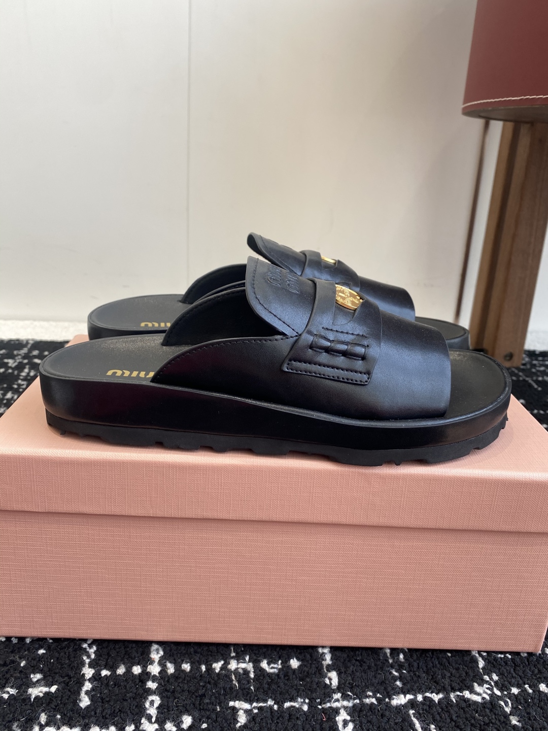 代购级
Miu Miu 25ss 春夏新款 金币沙滩拖鞋

现在的miu怎么也香里香气的了，但是miu家