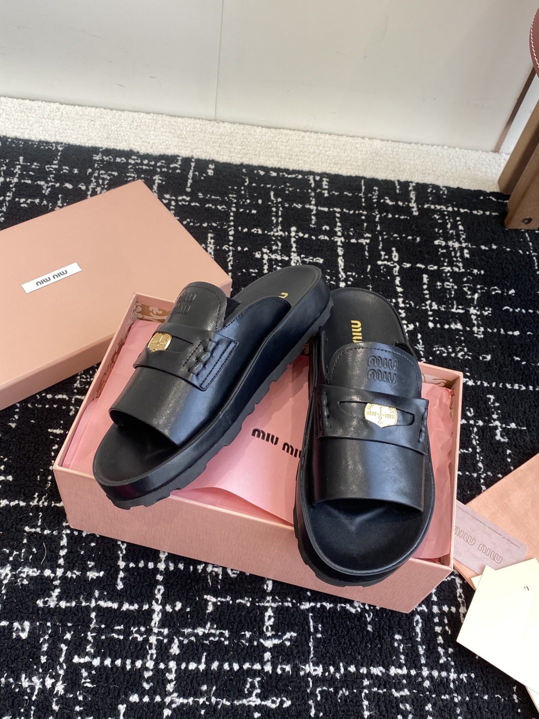代购级
Miu Miu 25ss 春夏新款 金币沙滩拖鞋

现在的miu怎么也香里香气的了，但是miu家