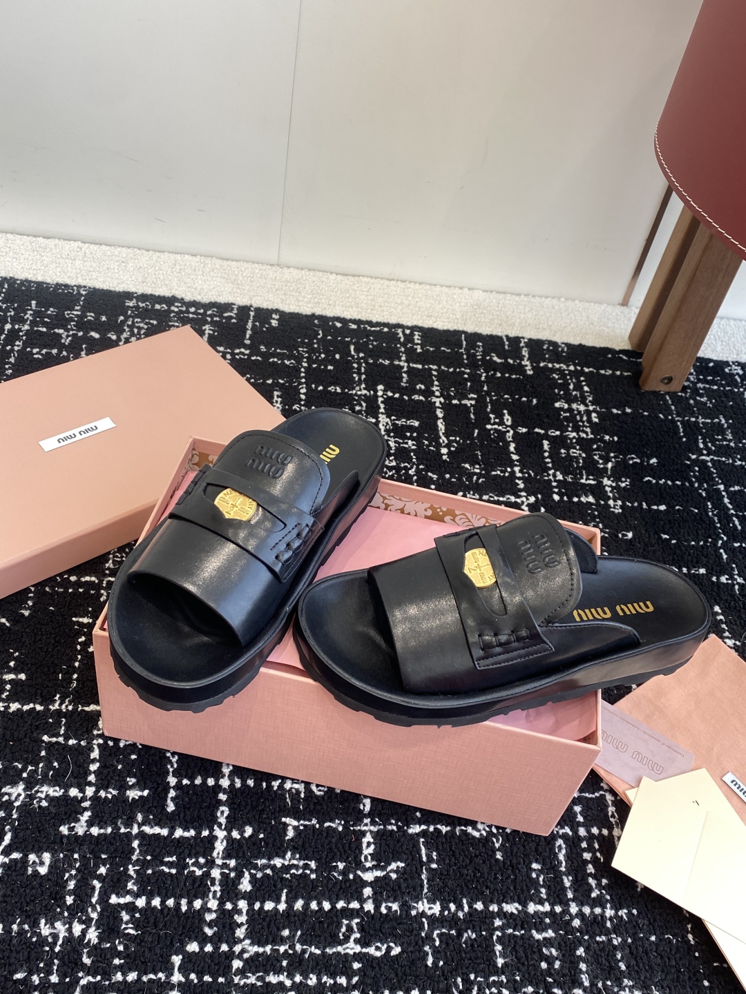 代购级
Miu Miu 25ss 春夏新款 金币沙滩拖鞋

现在的miu怎么也香里香气的了，但是miu家