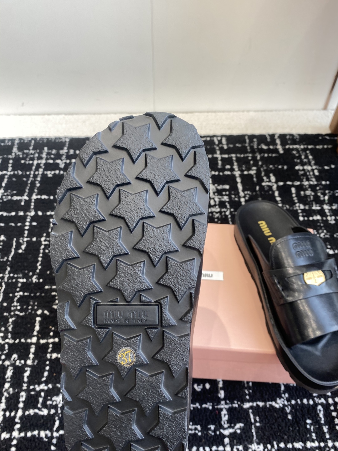 代购级
Miu Miu 25ss 春夏新款 金币沙滩拖鞋

现在的miu怎么也香里香气的了，但是miu家