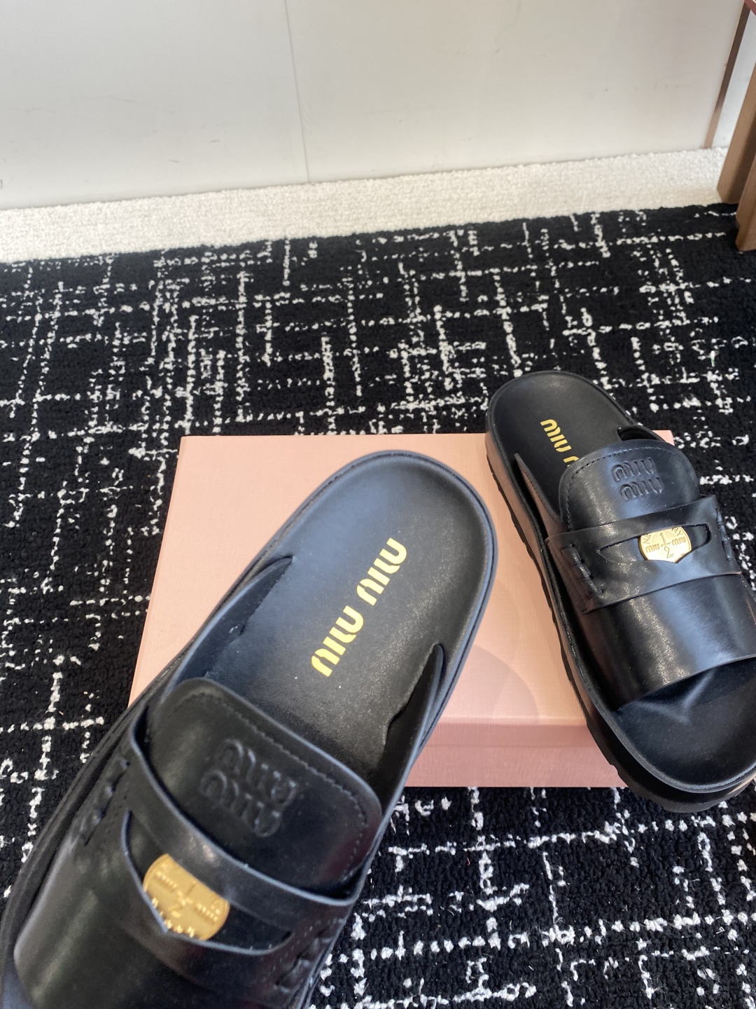 代购级
Miu Miu 25ss 春夏新款 金币沙滩拖鞋

现在的miu怎么也香里香气的了，但是miu家