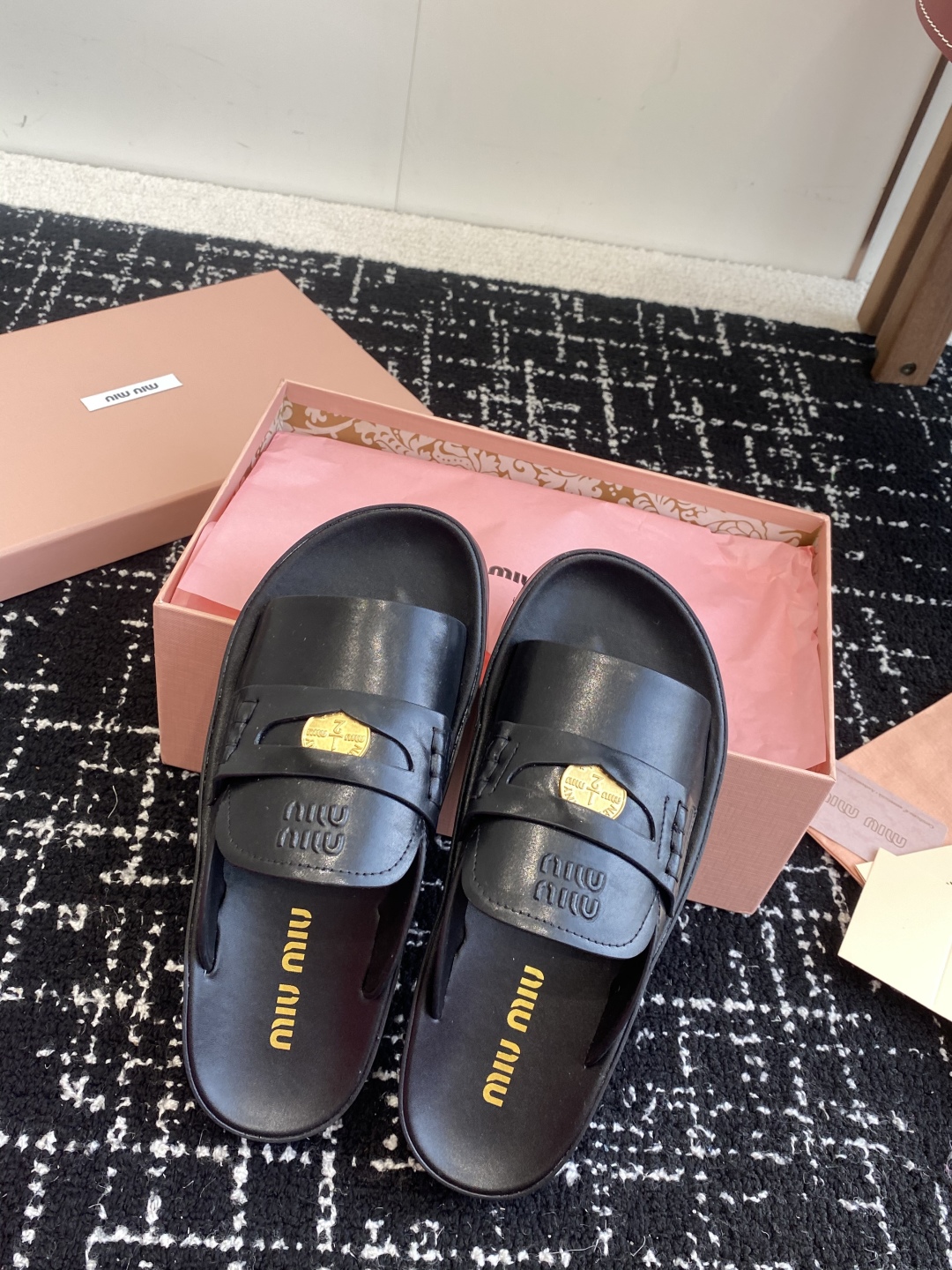 代购级
Miu Miu 25ss 春夏新款 金币沙滩拖鞋

现在的miu怎么也香里香气的了，但是miu家