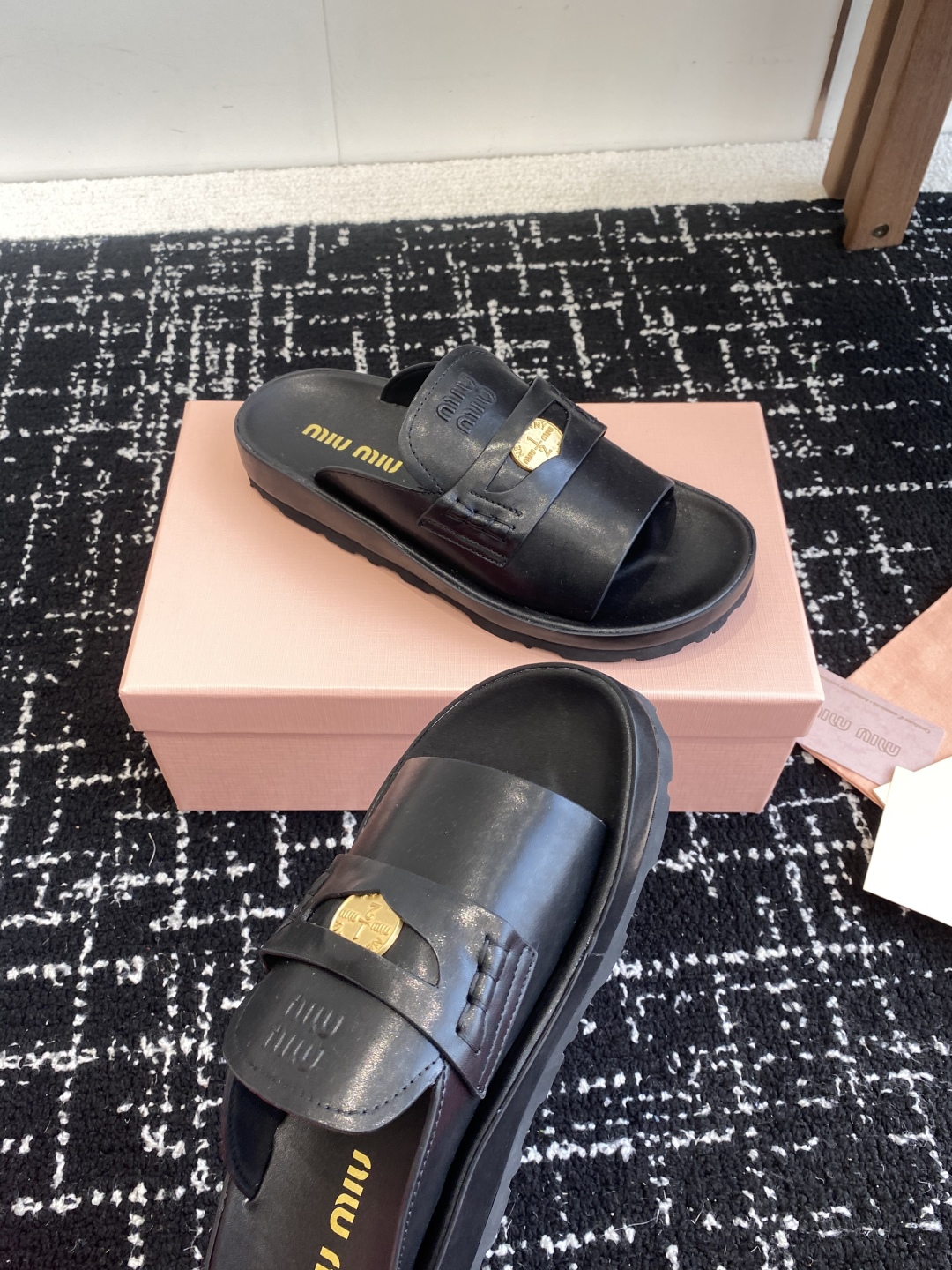 代购级
Miu Miu 25ss 春夏新款 金币沙滩拖鞋

现在的miu怎么也香里香气的了，但是miu家