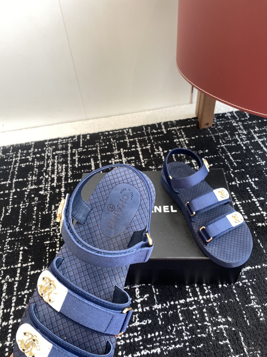 代购级
chanel ss25 小香25春夏魔术贴凉鞋！

这种发泡底的鞋子，柜柜里每年换着版面出！ 你