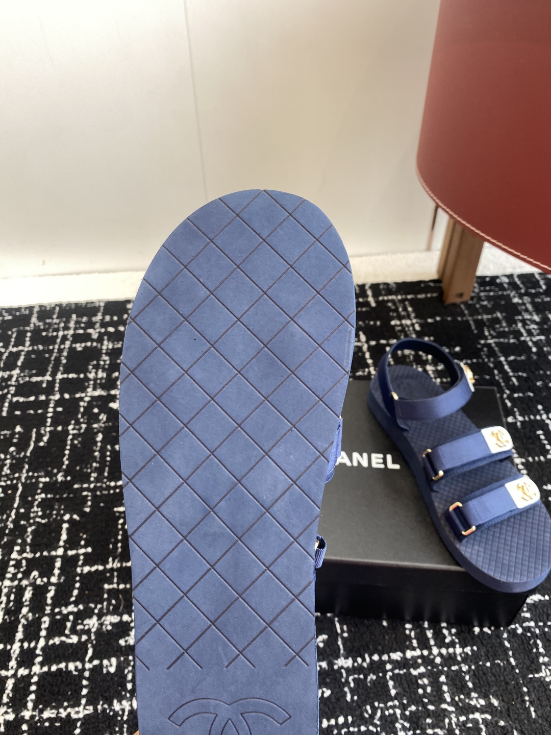 代购级
chanel ss25 小香25春夏魔术贴凉鞋！

这种发泡底的鞋子，柜柜里每年换着版面出！ 你
