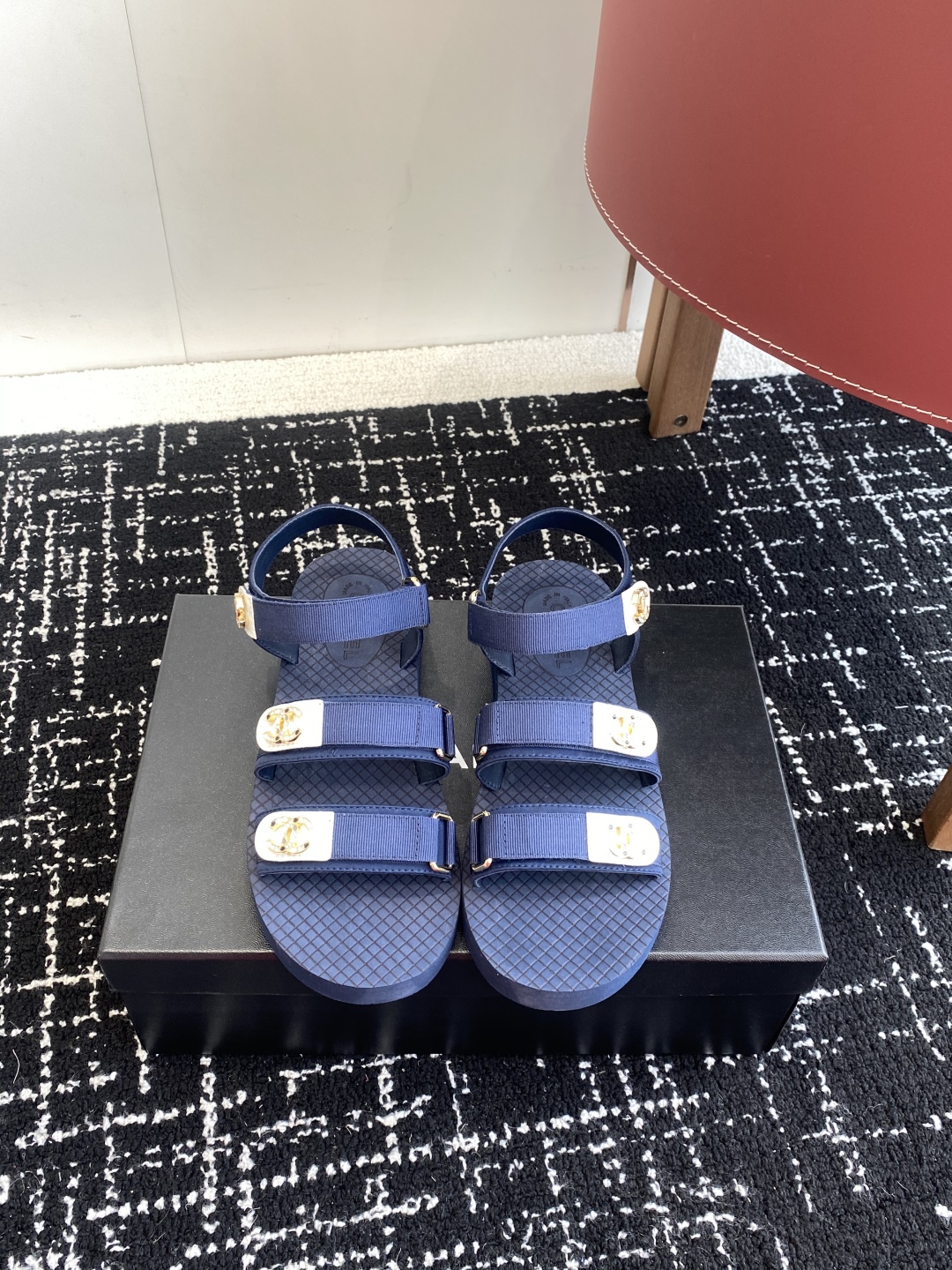代购级
chanel ss25 小香25春夏魔术贴凉鞋！

这种发泡底的鞋子，柜柜里每年换着版面出！ 你