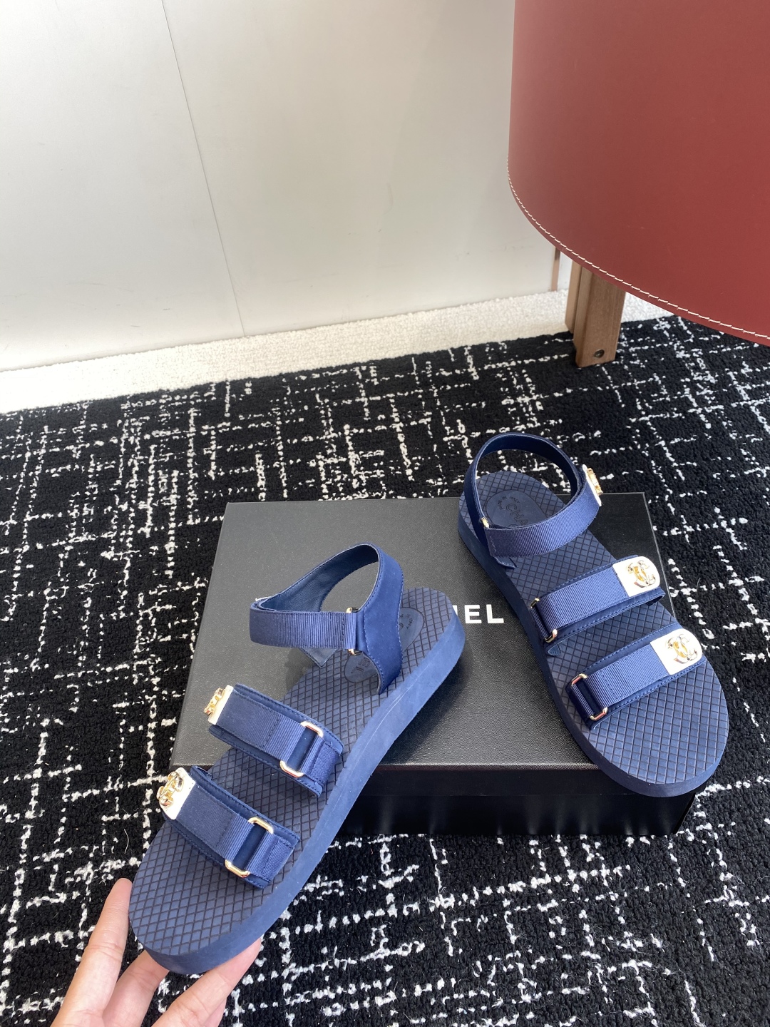代购级
chanel ss25 小香25春夏魔术贴凉鞋！

这种发泡底的鞋子，柜柜里每年换着版面出！ 你