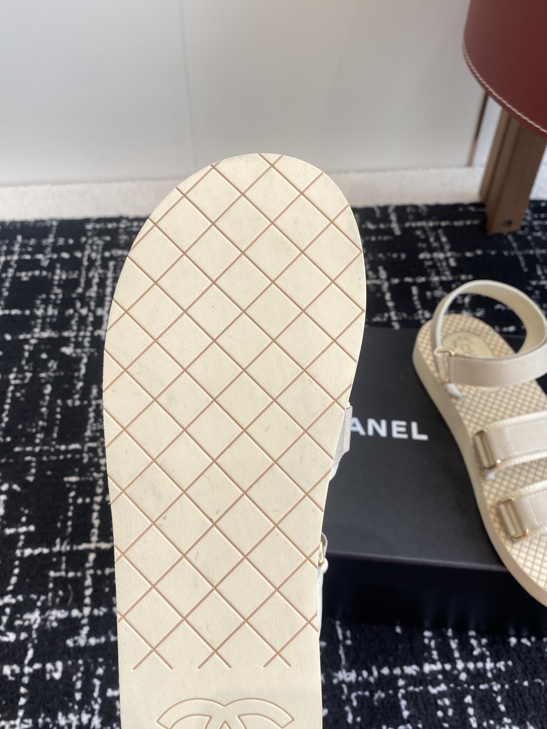 代购级
chanel ss25 小香25春夏魔术贴凉鞋！

这种发泡底的鞋子，柜柜里每年换着版面出！ 你