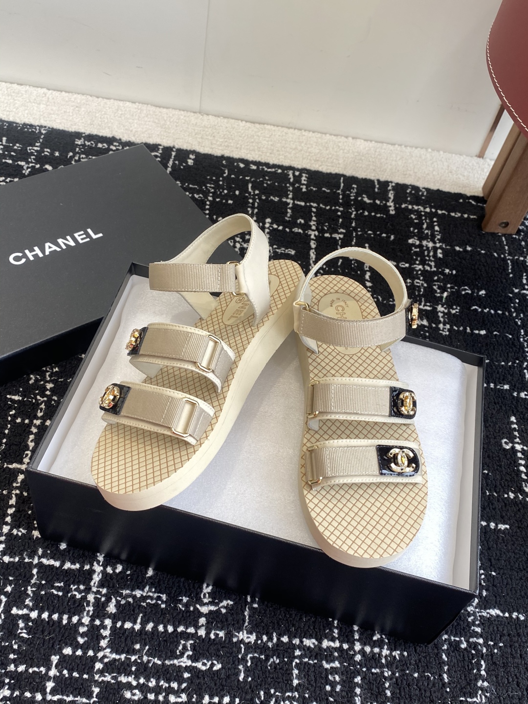代购级
chanel ss25 小香25春夏魔术贴凉鞋！

这种发泡底的鞋子，柜柜里每年换着版面出！ 你