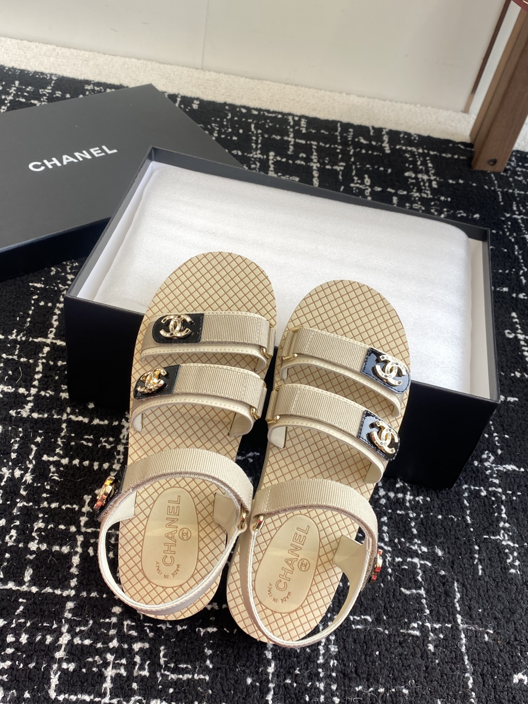 代购级
chanel ss25 小香25春夏魔术贴凉鞋！

这种发泡底的鞋子，柜柜里每年换着版面出！ 你