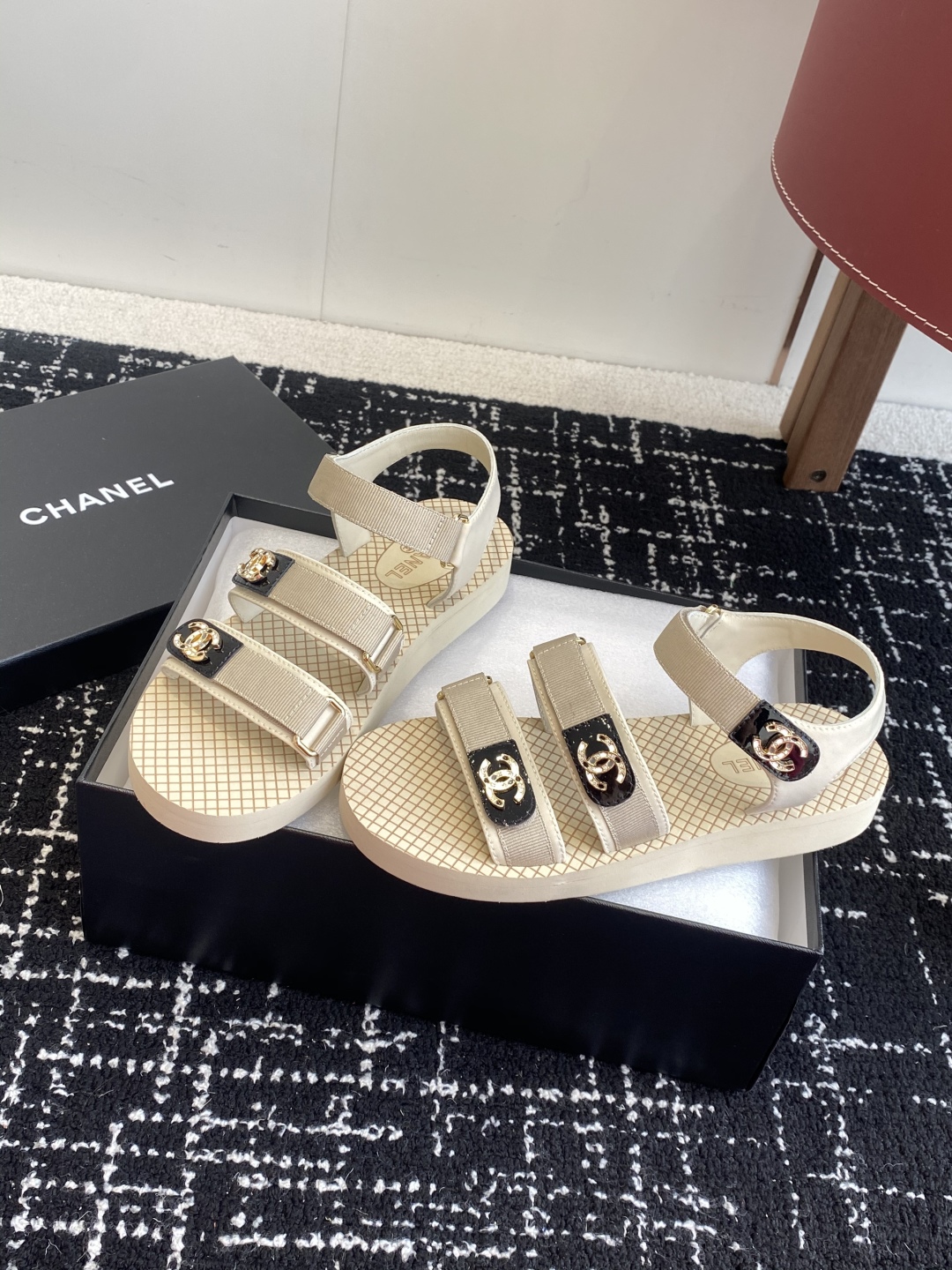 代购级
chanel ss25 小香25春夏魔术贴凉鞋！

这种发泡底的鞋子，柜柜里每年换着版面出！ 你