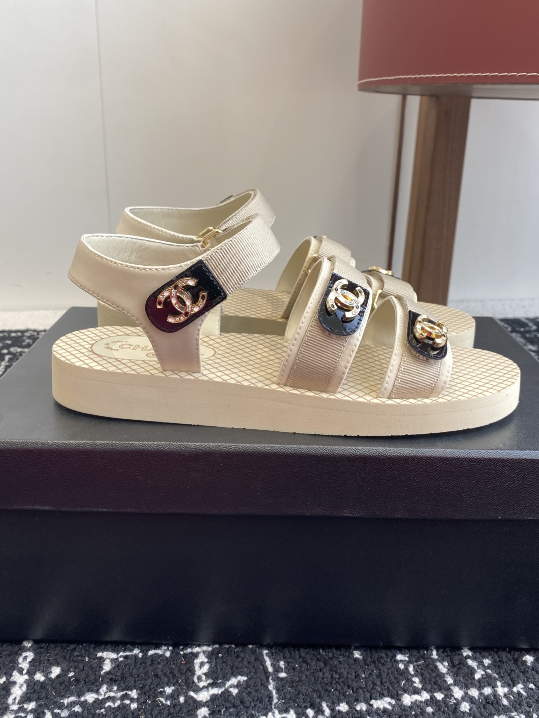 代购级
chanel ss25 小香25春夏魔术贴凉鞋！

这种发泡底的鞋子，柜柜里每年换着版面出！ 你