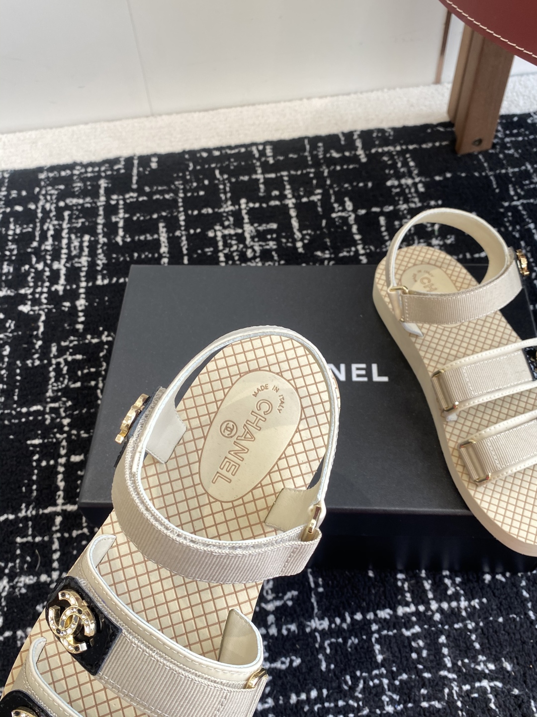 代购级
chanel ss25 小香25春夏魔术贴凉鞋！

这种发泡底的鞋子，柜柜里每年换着版面出！ 你