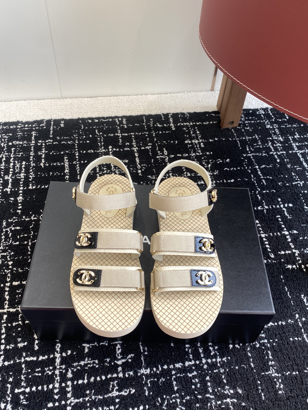 代购级
chanel ss25 小香25春夏魔术贴凉鞋！

这种发泡底的鞋子，柜柜里每年换着版面出！ 你