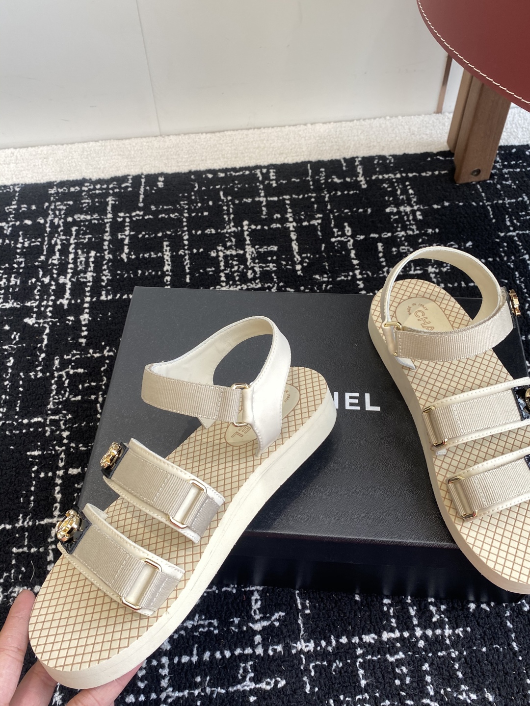 代购级
chanel ss25 小香25春夏魔术贴凉鞋！

这种发泡底的鞋子，柜柜里每年换着版面出！ 你