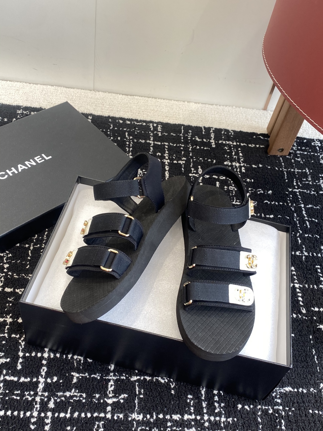 代购级
chanel ss25 小香25春夏魔术贴凉鞋！

这种发泡底的鞋子，柜柜里每年换着版面出！ 你
