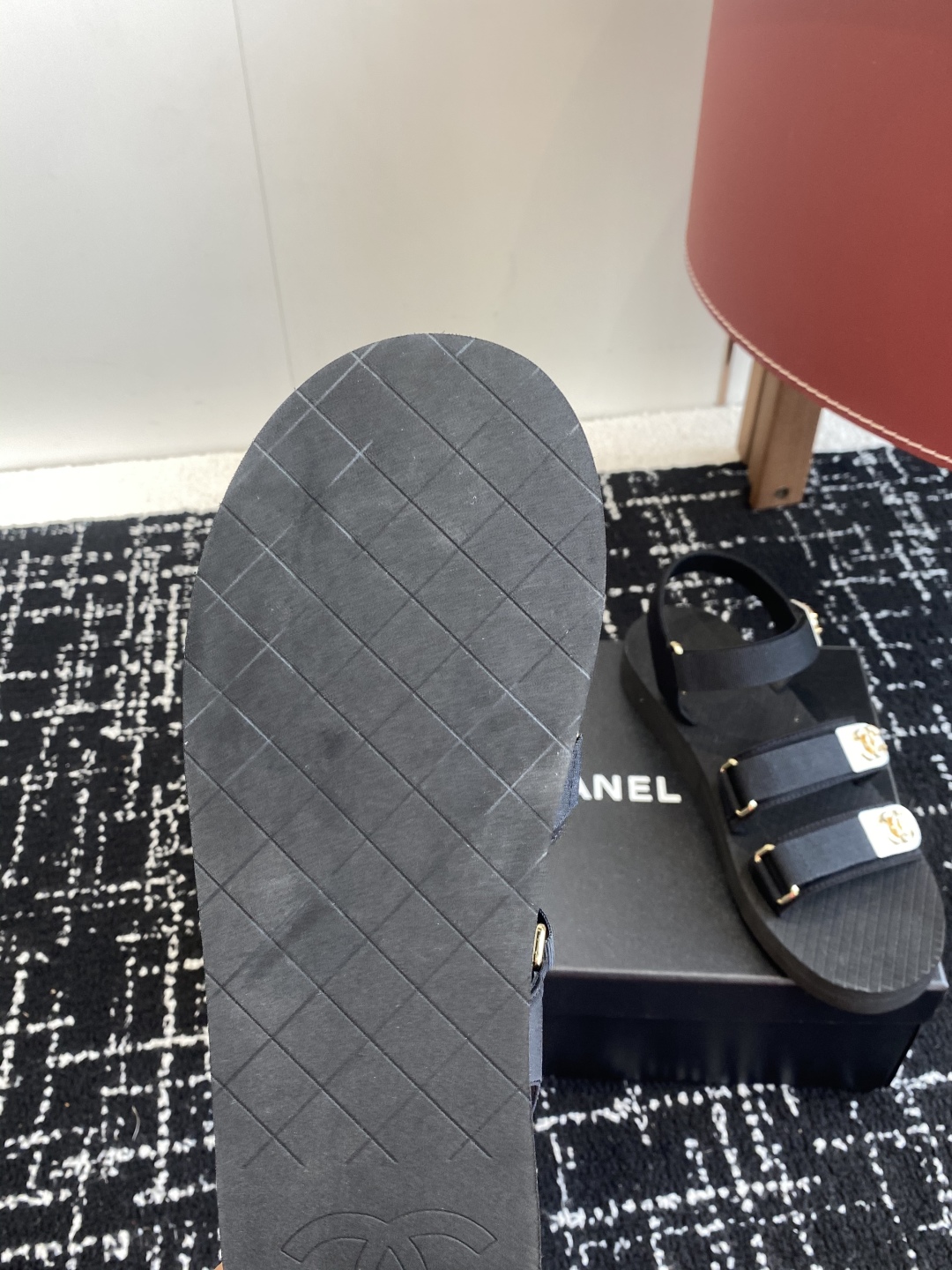 代购级
chanel ss25 小香25春夏魔术贴凉鞋！

这种发泡底的鞋子，柜柜里每年换着版面出！ 你