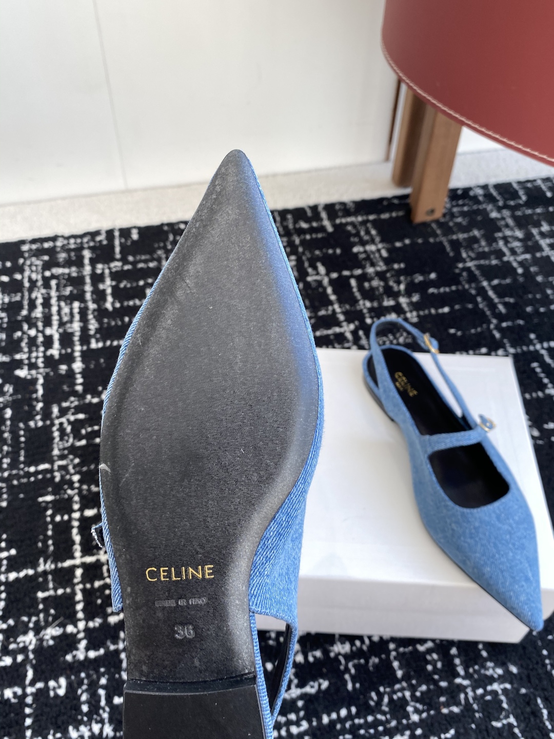 代购级
CELINE 思琳 2025SS新款凯旋门尖头平底鞋
性感气质尖头单鞋干净利落

超显腿细，无论