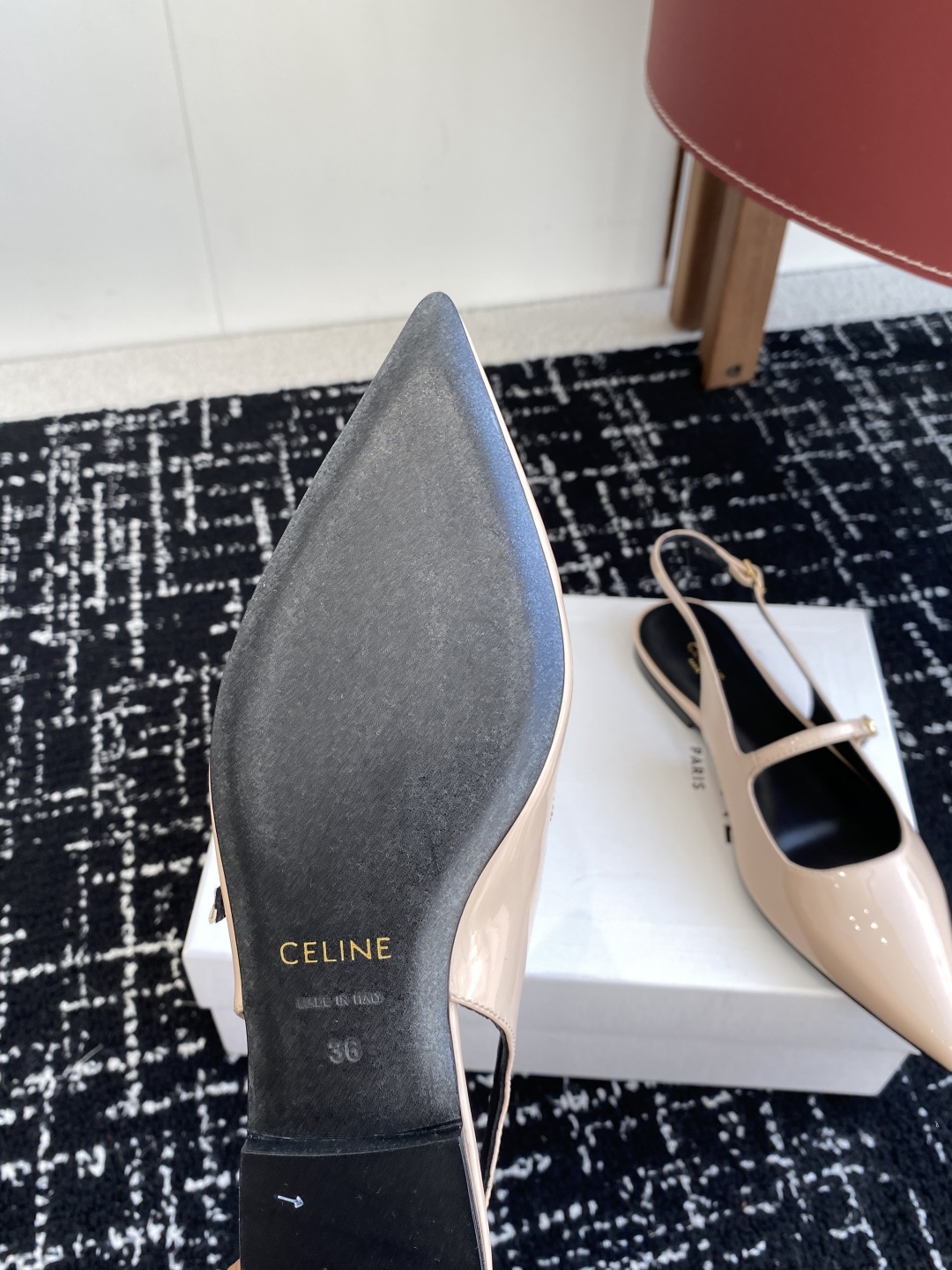 代购级
CELINE 思琳 2025SS新款凯旋门尖头平底鞋
性感气质尖头单鞋干净利落

超显腿细，无论