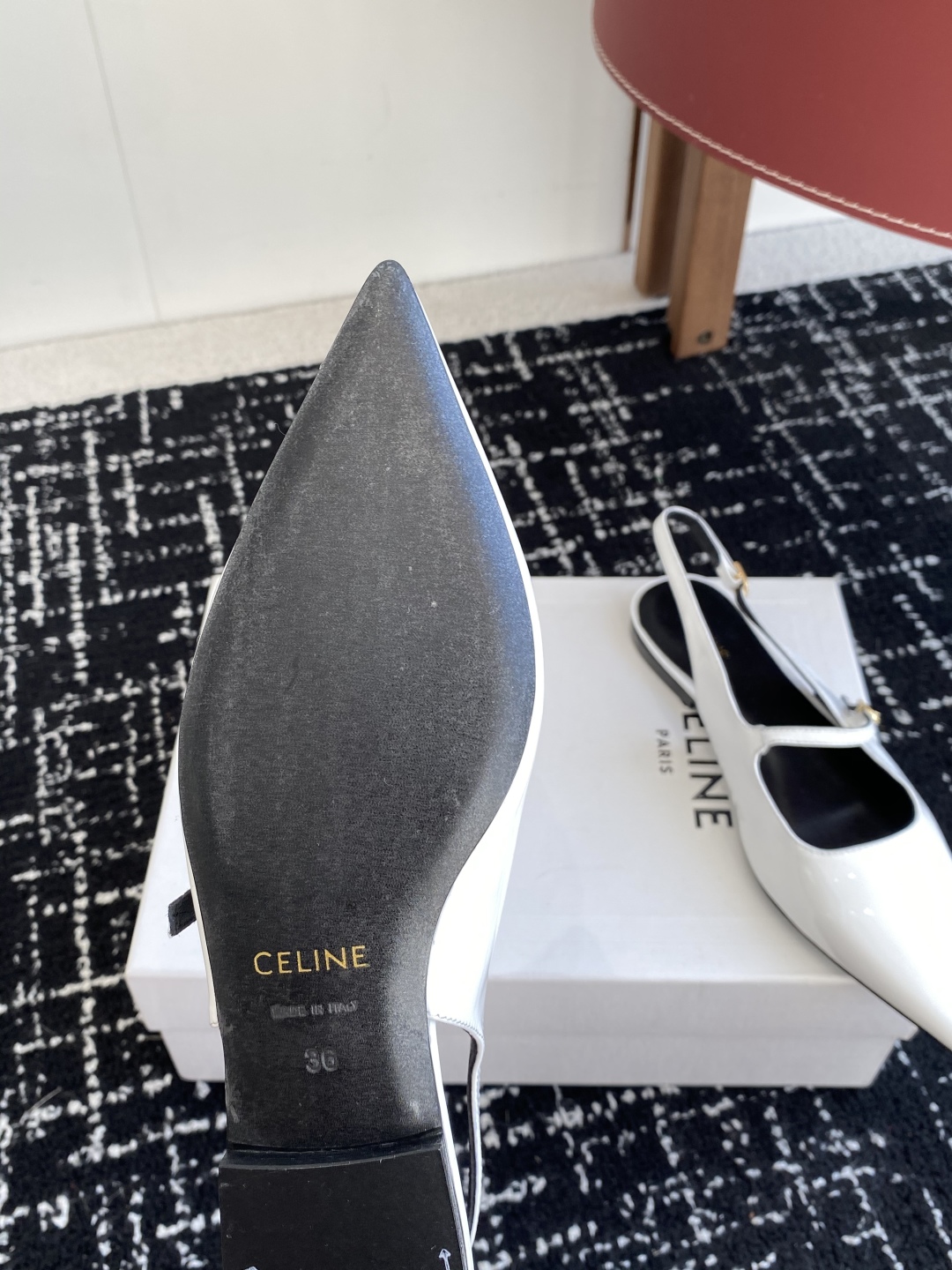 代购级
CELINE 思琳 2025SS新款凯旋门尖头平底鞋
性感气质尖头单鞋干净利落

超显腿细，无论