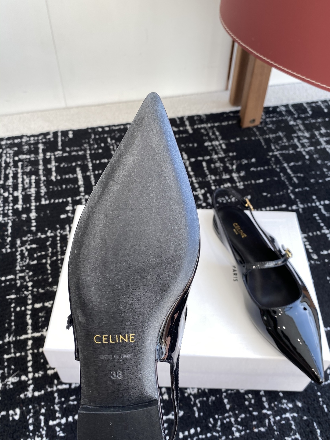 代购级
CELINE 思琳 2025SS新款凯旋门尖头平底鞋
性感气质尖头单鞋干净利落

超显腿细，无论