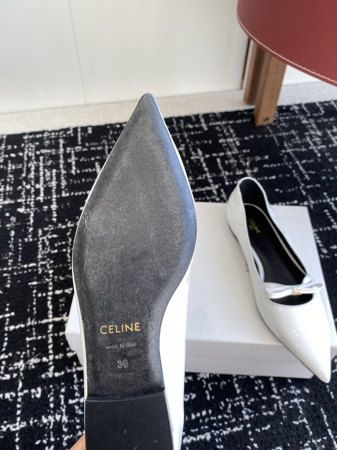 代购级
CELINE 思琳 2025SS新款凯旋门尖头平底鞋
性感气质尖头单鞋干净利落

超显腿细，无论