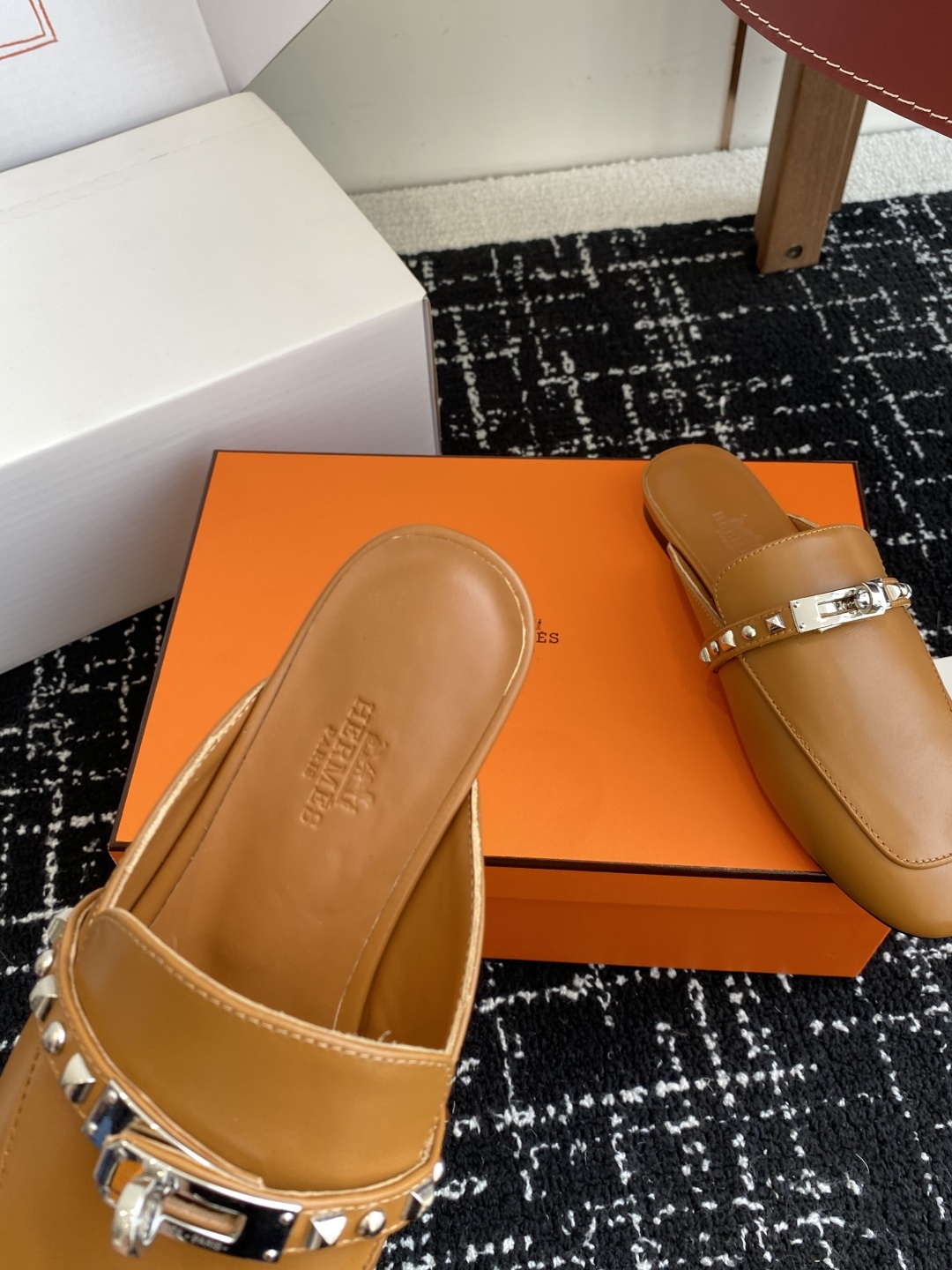 代购级(⚠️✈️飞机盒包装)
Hermes 爱马仕半拖 钮钉款 Kelly 毋庸置疑是奢侈品中的翘楚