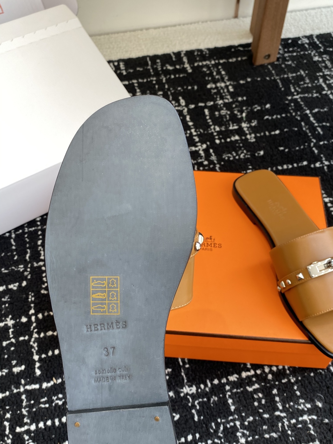 东莞代购级（官网同步✈️盒包装）
Hermes爱马仕 25ss 春夏最新 Kelly 凉拖鞋经典的版型 