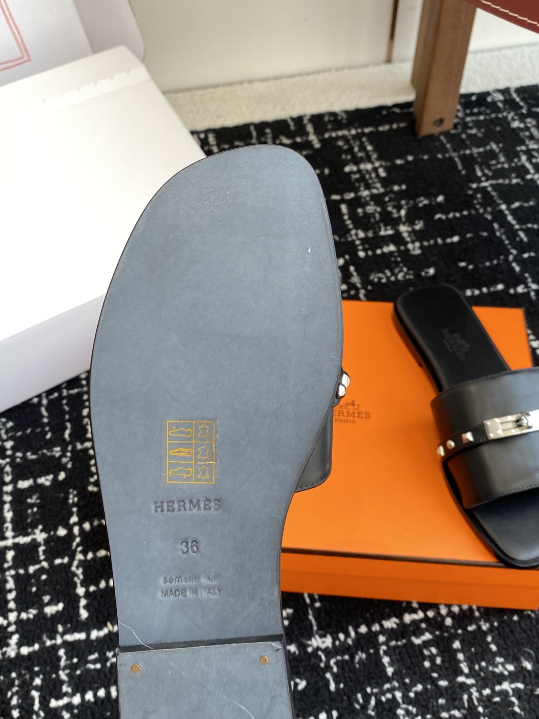 东莞代购级（官网同步✈️盒包装）
Hermes爱马仕 25ss 春夏最新 Kelly 凉拖鞋经典的版型 