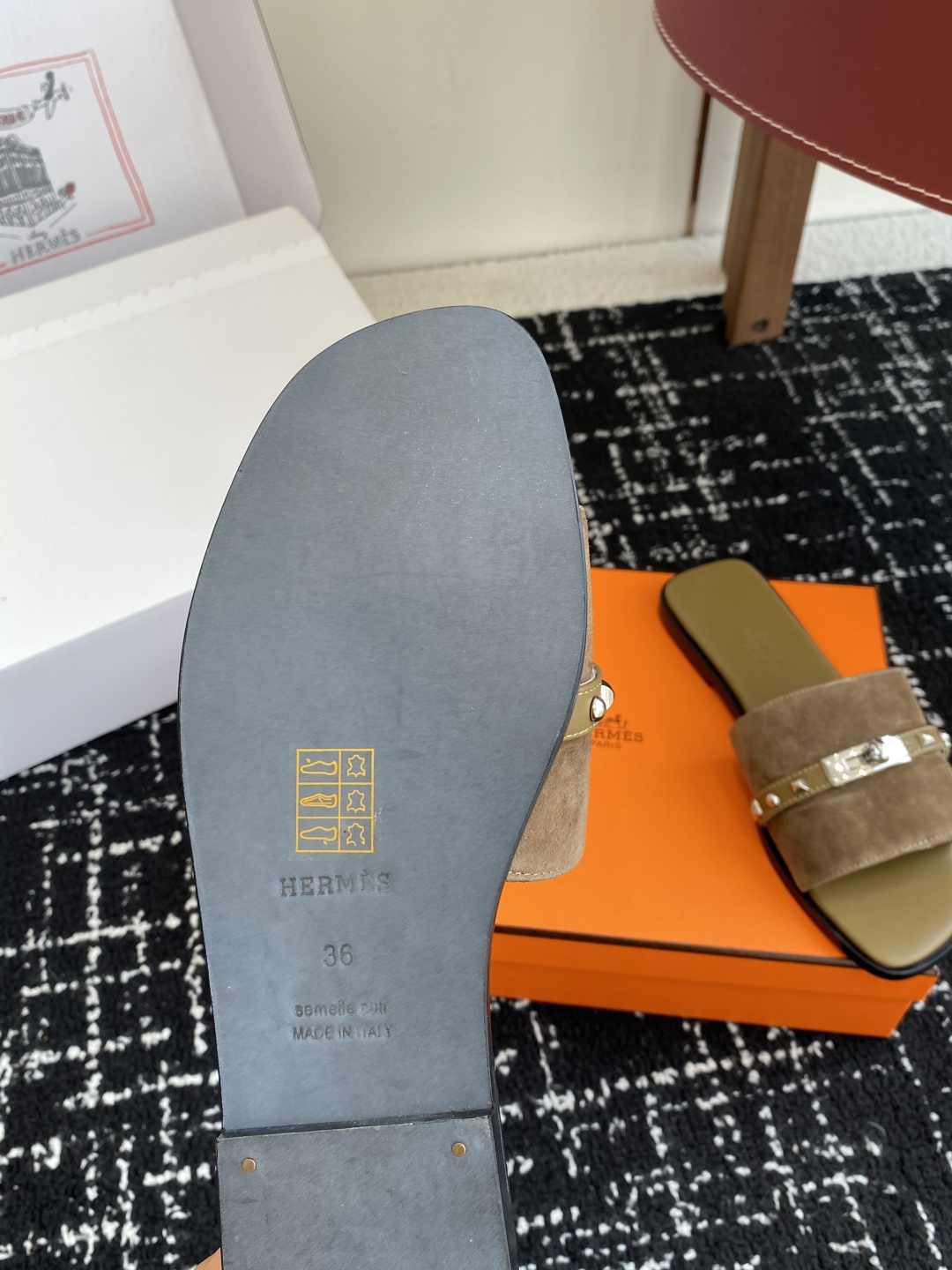 东莞代购级（官网同步✈️盒包装）
Hermes爱马仕 25ss 春夏最新 Kelly 凉拖鞋经典的版型 