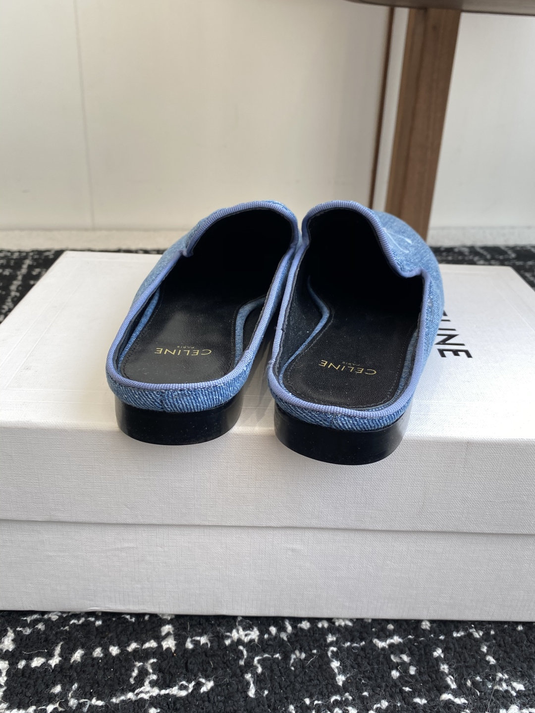 代购级
Celine 赛琳 凯旋门 25ss 春夏新款 半拖
压印celine标志彰显品牌魅力

面料：