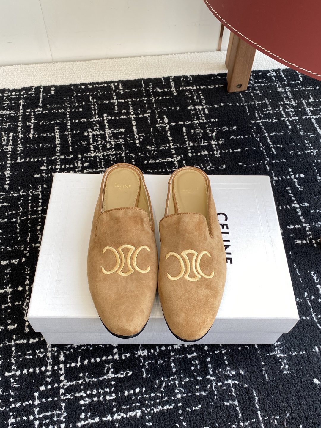 代购级
Celine 赛琳 凯旋门 25ss 春夏新款 半拖
压印celine标志彰显品牌魅力

面料：