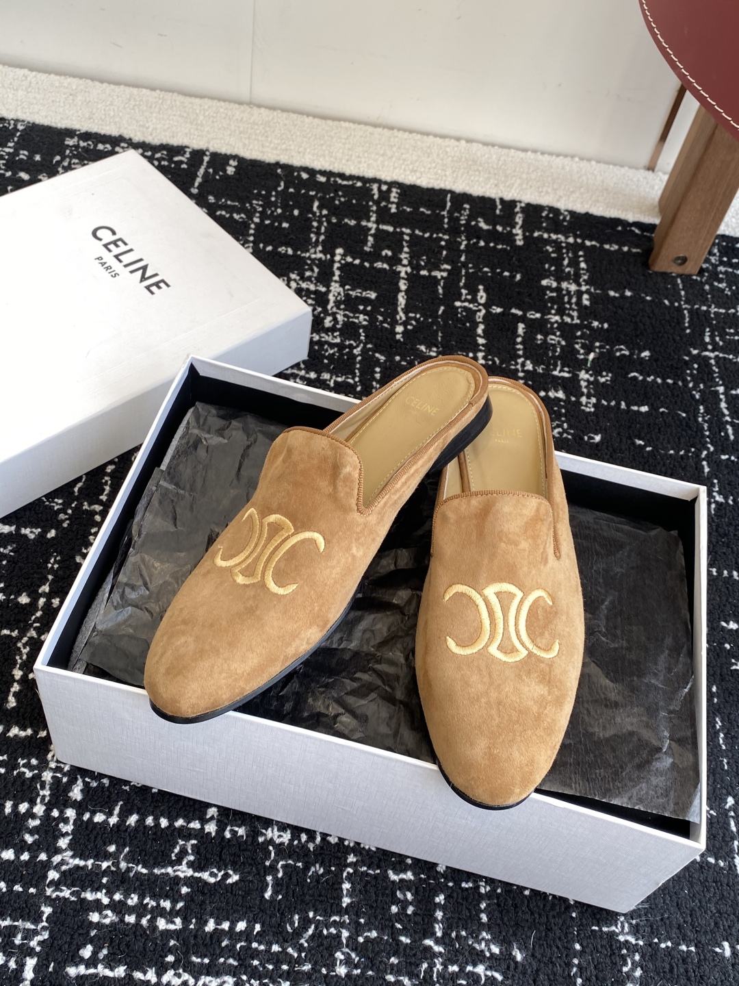代购级
Celine 赛琳 凯旋门 25ss 春夏新款 半拖
压印celine标志彰显品牌魅力

面料：