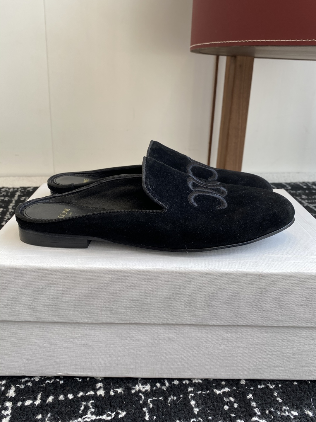 代购级
Celine 赛琳 凯旋门 25ss 春夏新款 半拖
压印celine标志彰显品牌魅力

面料：
